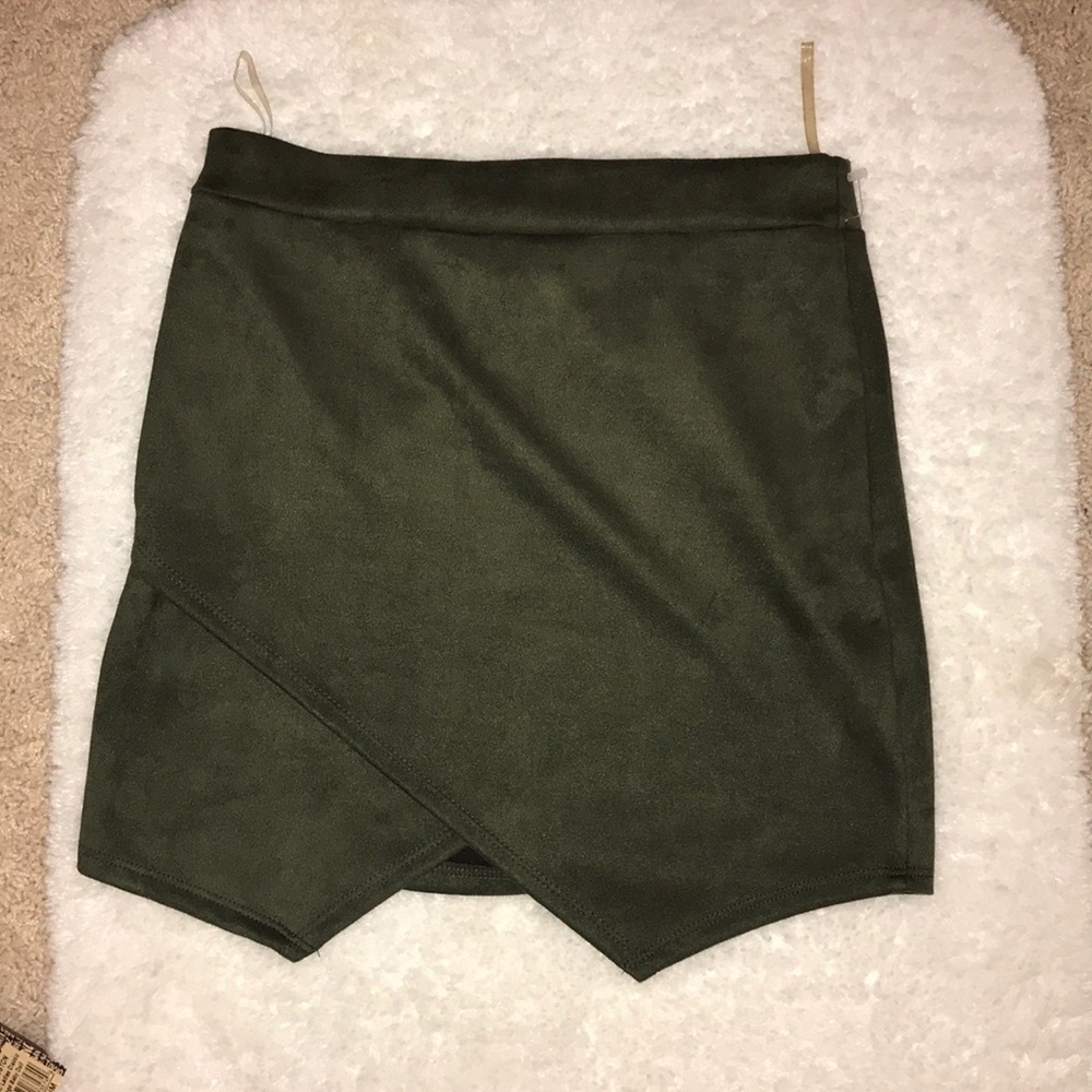 Really cute olive slit skirt  ivy and Leo